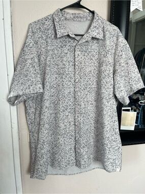 lululemon athletica Short-Sleeve Button-Down in White and Gray Print